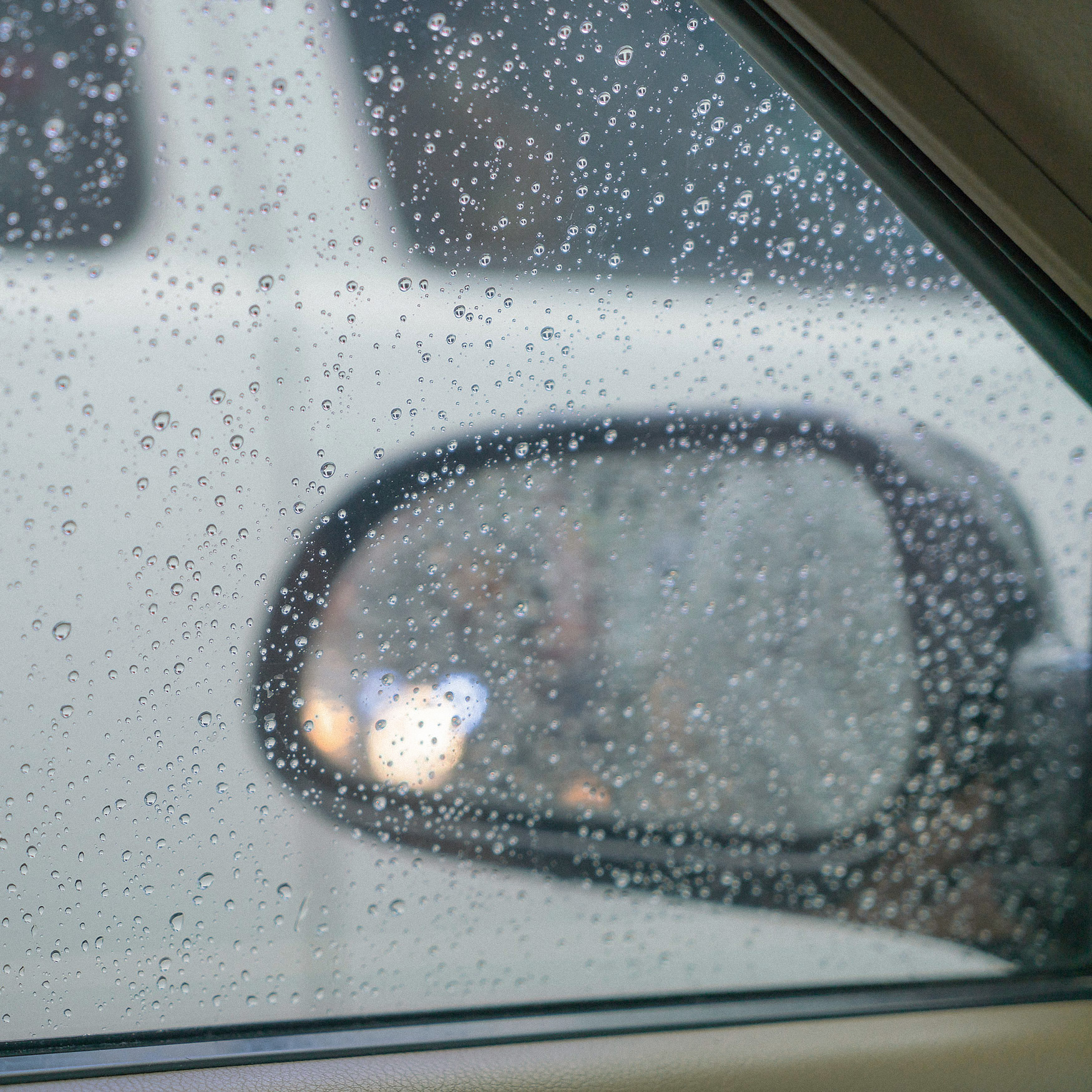 Rückspiegel im Auto – 5 Minuten Stille auf dem Parkplatz