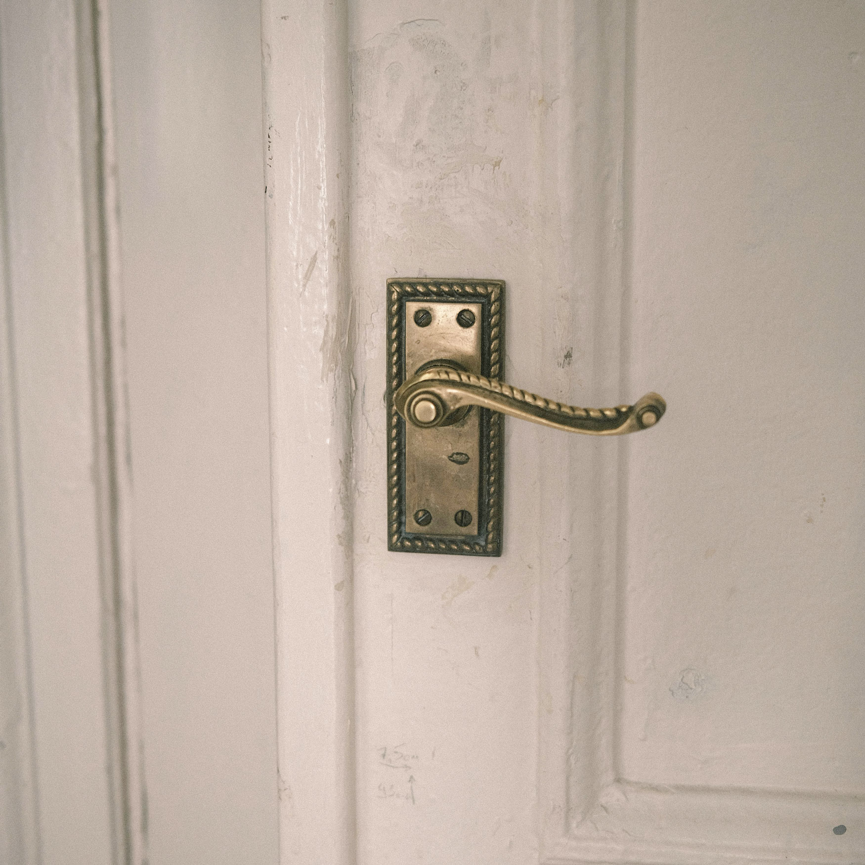 Geschlossene Tür – Symbol für Sicherheit und Sehnsucht