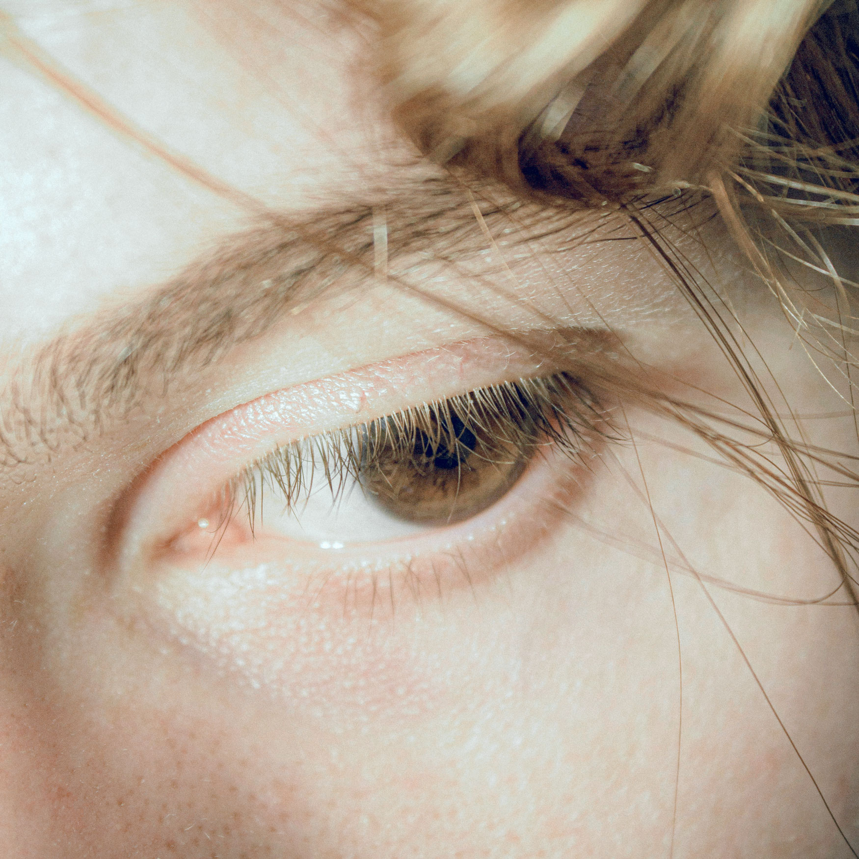 Stilles Burnout – Frau in Gedanken